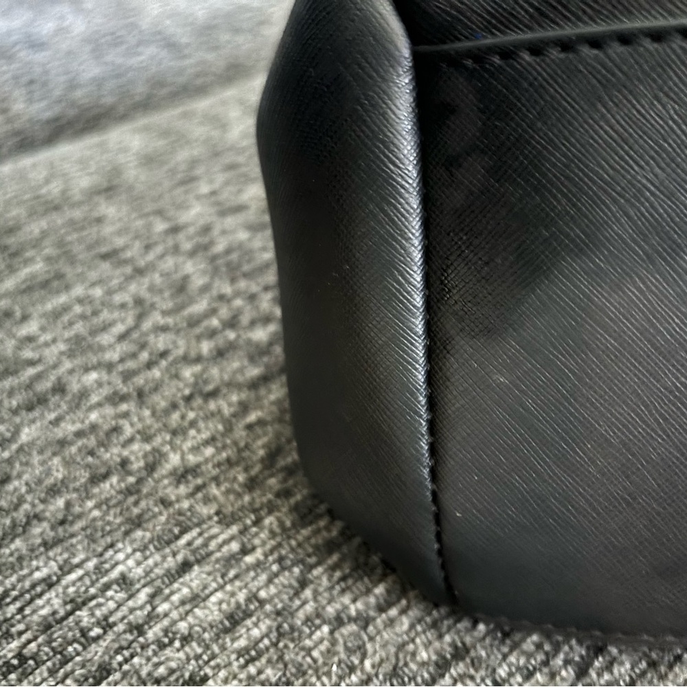 Guess Purse - Picture 9 of 10